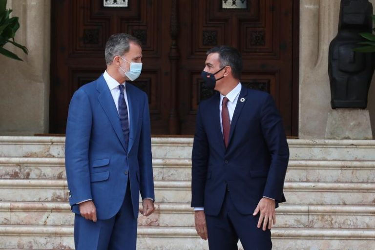 El Rey Felipe VI y Pedro Sánchez despacharán en el Palacio de la Almudaina en Mallorca este martes