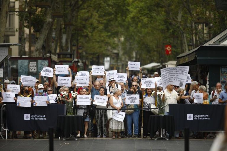 Unos 40 independentistas boicotean el acto de homenaje del 17-A