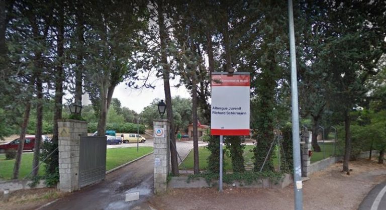 Un agente municipal herido y dos 'menas' detenidos tras pelearse en la puerta del centro de menores de Batán en Madrid