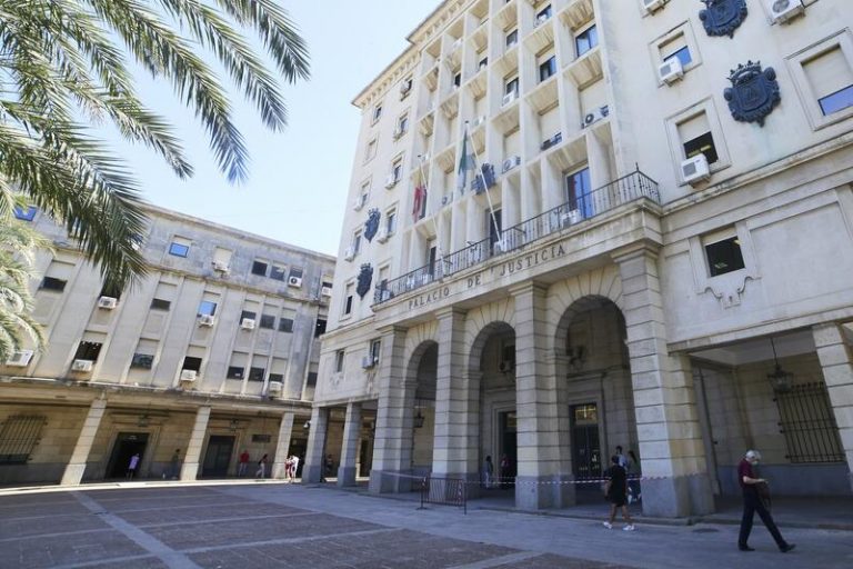 Una mujer es condenada a seis años y medio de cárcel por prostituir y maltratar a su hija menor de edad