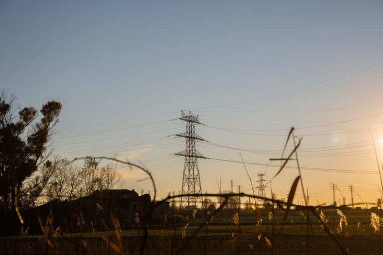 El precio de la luz cae este viernes un 16,7%, hasta los 318,29 euros/MWh