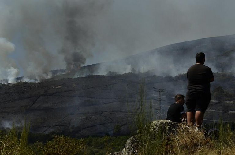 Activo un incendio en Porto do Son (A Coruña) que afecta a 70 hectáreas y sigue estabilizado el de O Xurés