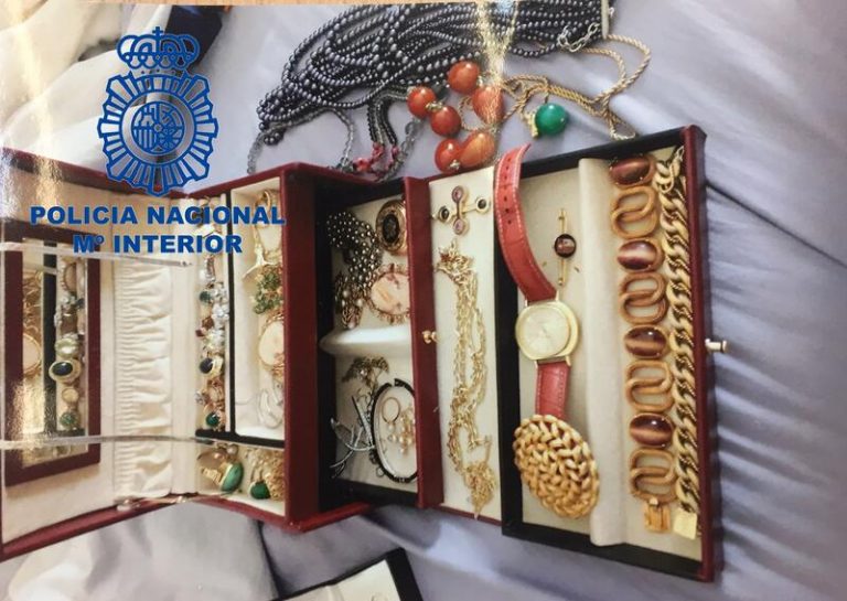 Detenido un joven por robarle joyas valoradas en 40.000 euros a la abuela de su pareja