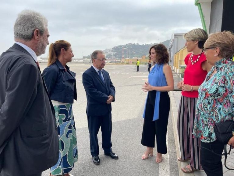 Ayuso entrega la Gran Cruz de Madrid a Policía y Guardia Civil de Ceuta por defender 