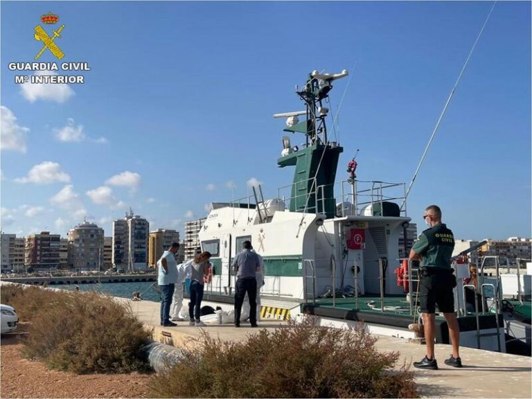 Se elevan a siete los cuerpos hallados en aguas de Alicante y Murcia que podrían ser de una patera que volcó