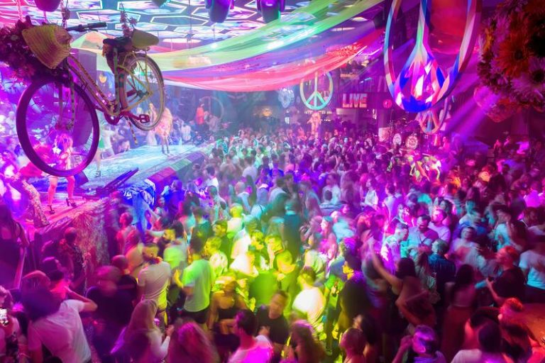 El público del ocio nocturno rejuvenece, el botellón retrocede e irrumpe el 'tardeo', según un estudio