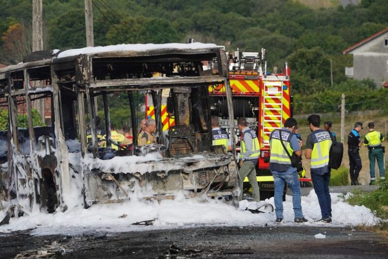 Fallece un bombero atropellado por un autobús durante un operativo de extinción en Santiago