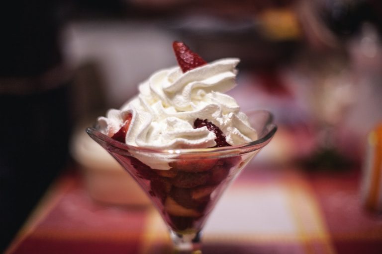 Así se prepara el fraise melba, el postre original de Tamara Falcó