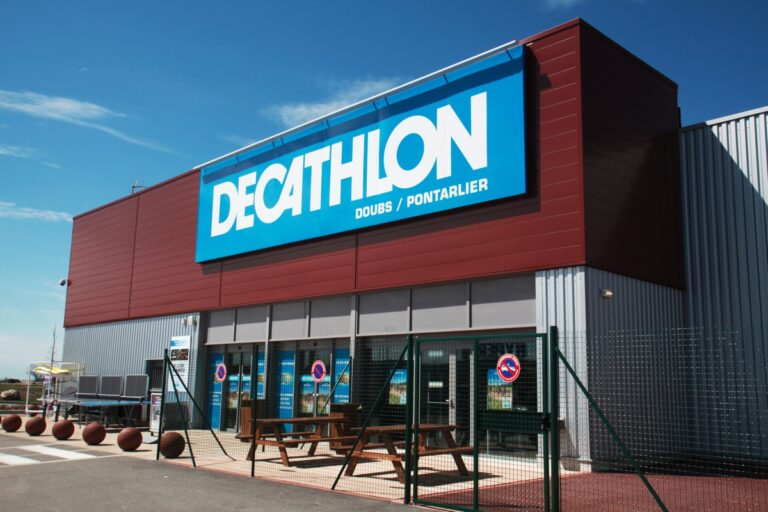 Las botas de Decathlon para practicar senderismo, cuyo precio no podrás creerte