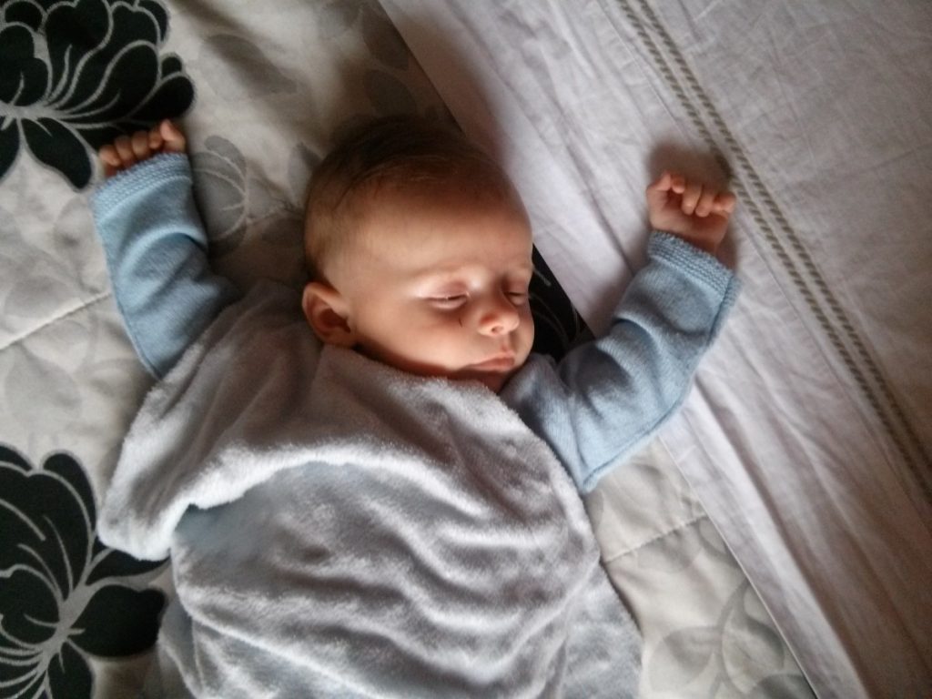 Usar aceites esenciales para ayudar a dormir