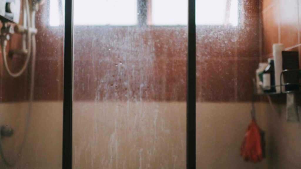 El truco para limpiar la mampara de la ducha y que no queden gotas 42 ¿Cómo limpiar una mampara de la ducha de plástico que se encuentra muy sucia?