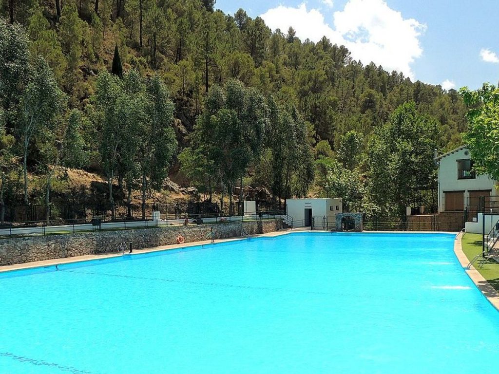 ¿Hay controversia sobre cuál es la piscina más larga de Europa?