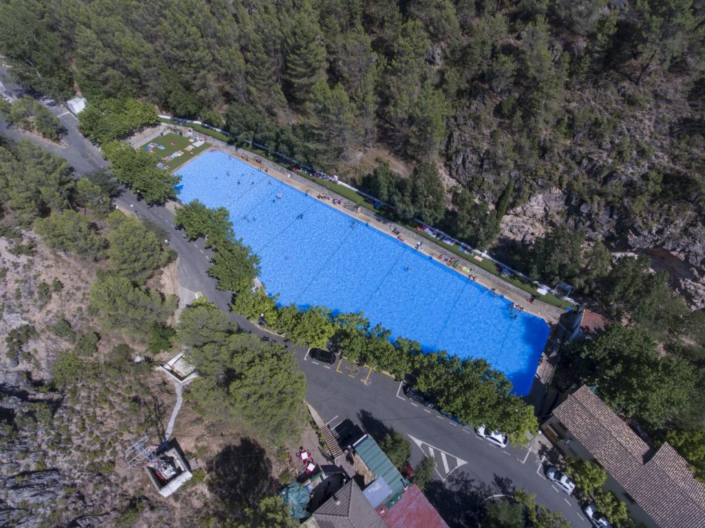 ¿Cómo se supo de la construcción de la piscina de Amurjo?