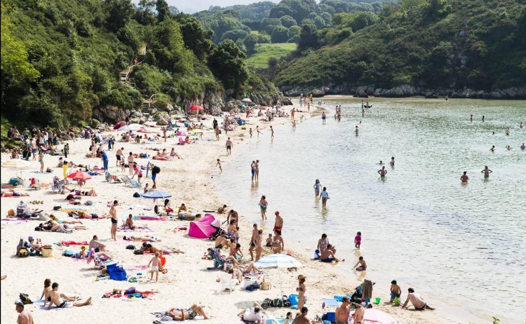 Estas son las playas de España perfectas para ir con niños 8 En Asturias, Playa Poo, Llanes