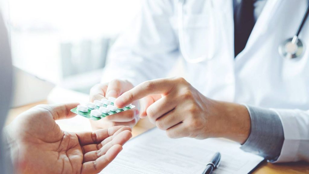 ¿El Paxlovid tiene otros efectos secundarios?