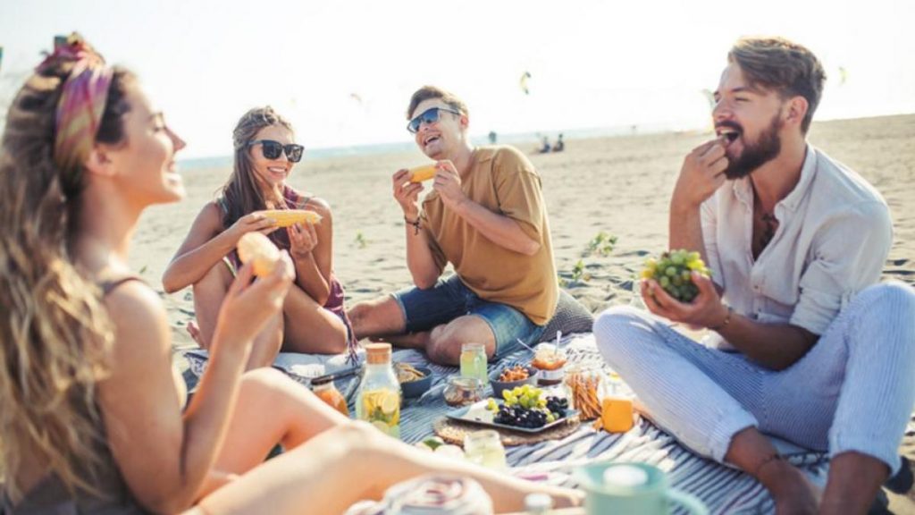 ¿Se debe esperar para bañarse tras comer en la playa?