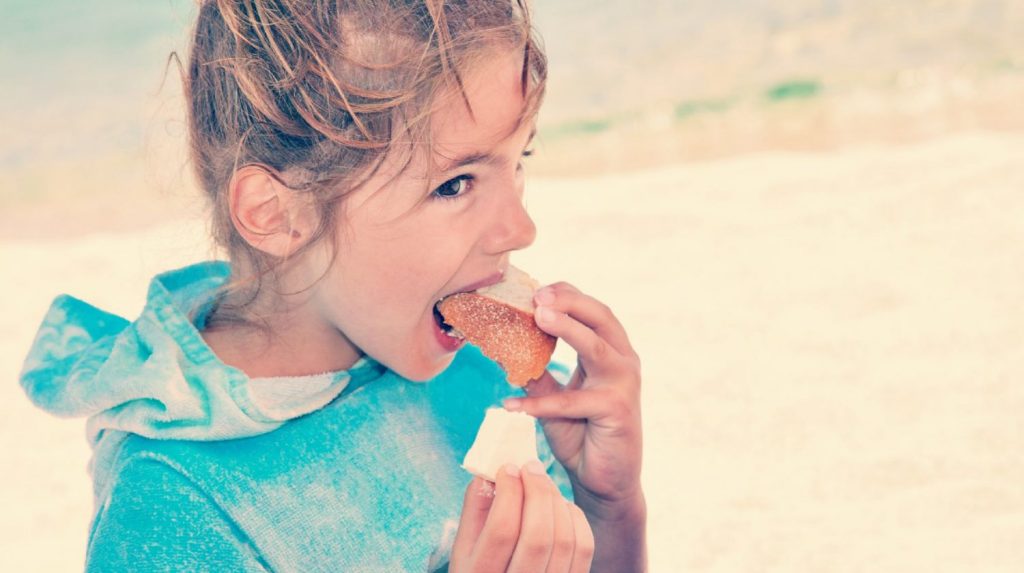 ¿Ducharse tras comer provoca un problema digestivo?