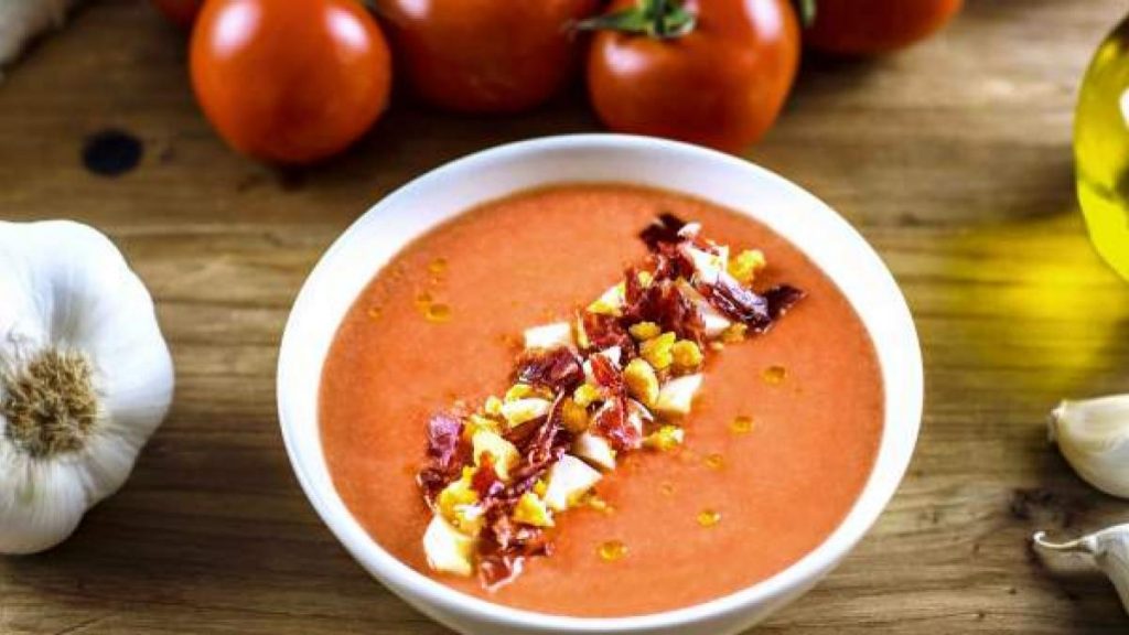 ¿La cantidad de agua hace la diferencia entre el salmorejo y el gazpacho?