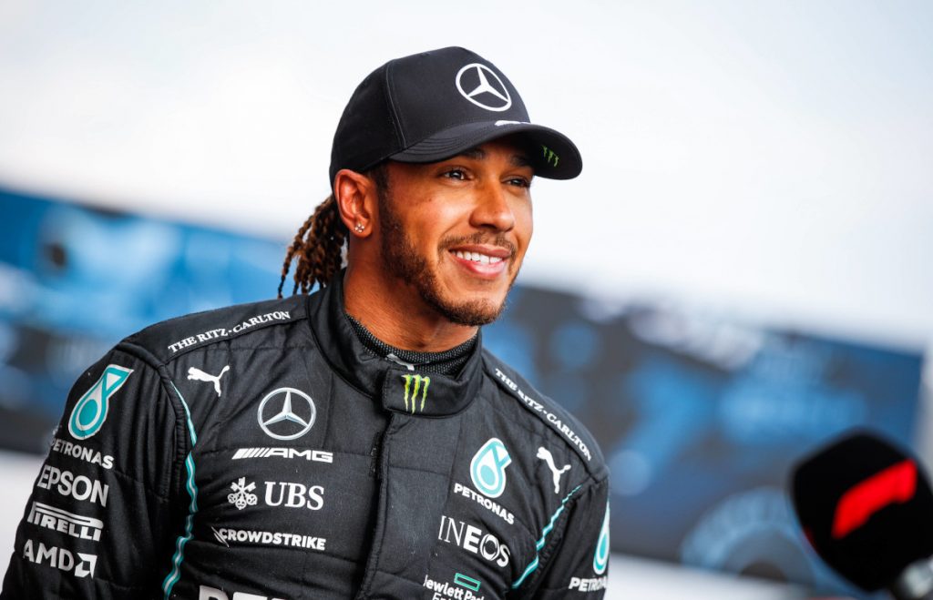 Hamilton trata de dejar a un lado los coches de calle 