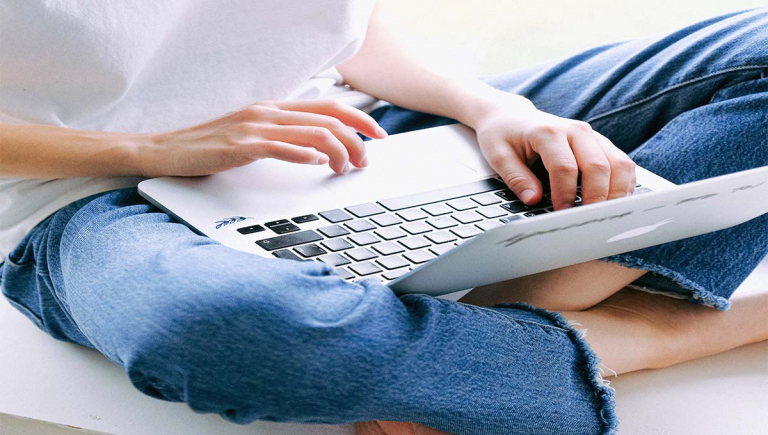 El motivo por el que no deberías trabajar con un portátil en las piernas