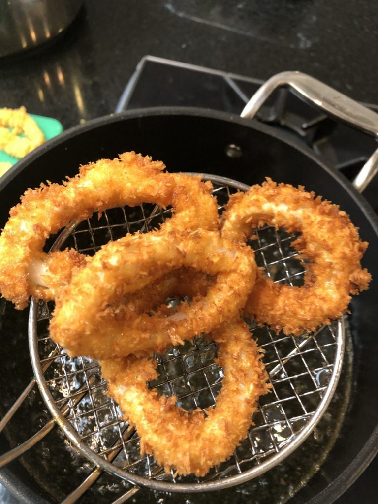 La receta de Arguiñano para hacer calamares a la romana 44 Sexto paso: freír los aros de calamares