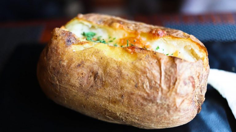 Patatas rellenas de verduras: el plato barato que quedará muy curioso en tu mesa