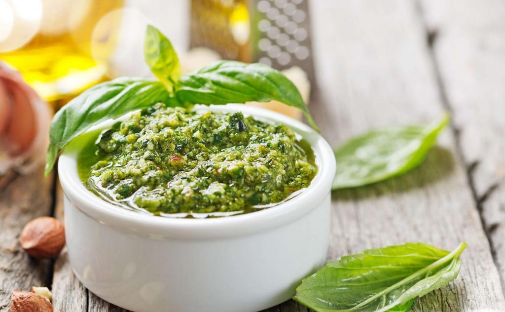 Pesto casero: así se hace para que te salga como de restaurante 57 Limpiar bien los alimentos