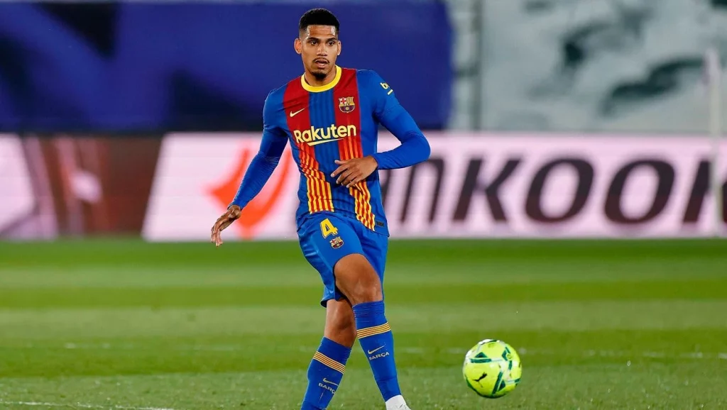 Ronald Araújo se gana el sí de Xavi Hernández