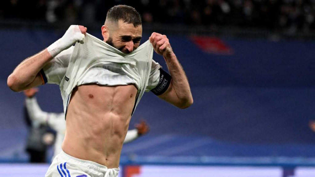 Se gana mucho dinero vendiendo camisetas barça  real madrid