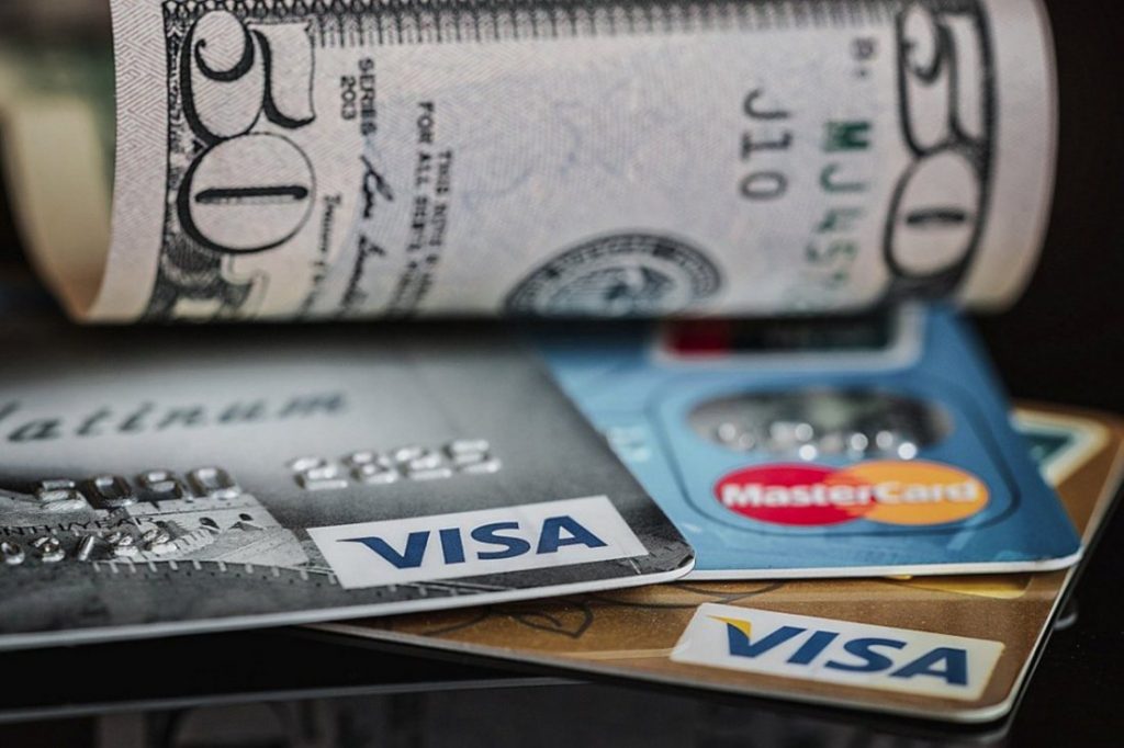 Tarjeta de crédito o de débito: ¿cuál es mejor? 35 Efectos del uso de una tarjeta de crédito en tu economía