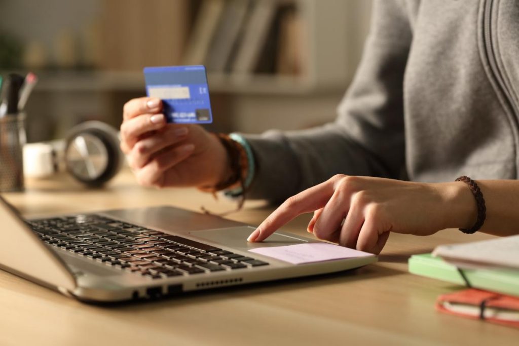 Tarjeta de crédito o de débito: ¿cuál es mejor? 27 ¿Conoces bien las diferencias entre una tarjeta de débito y una de crédito?