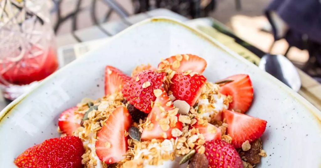 Este es el lado para dormir que te conviene si tienes reflujo 118 Alimentos que ayudan a prevenir