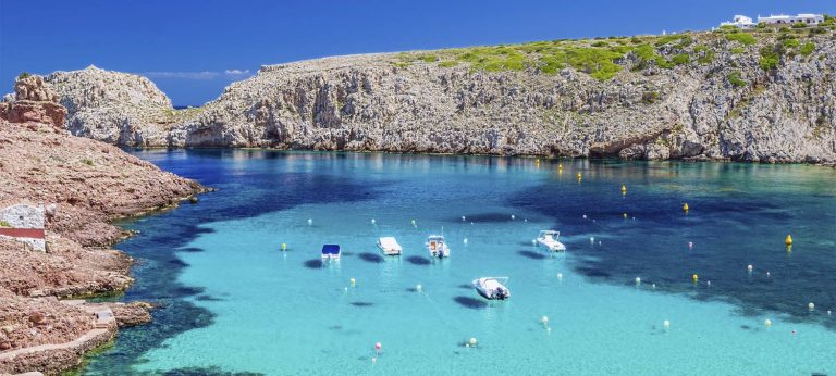 El sendero que da la vuelta a una isla española: 185 km de calas vírgenes, faros y volcanes