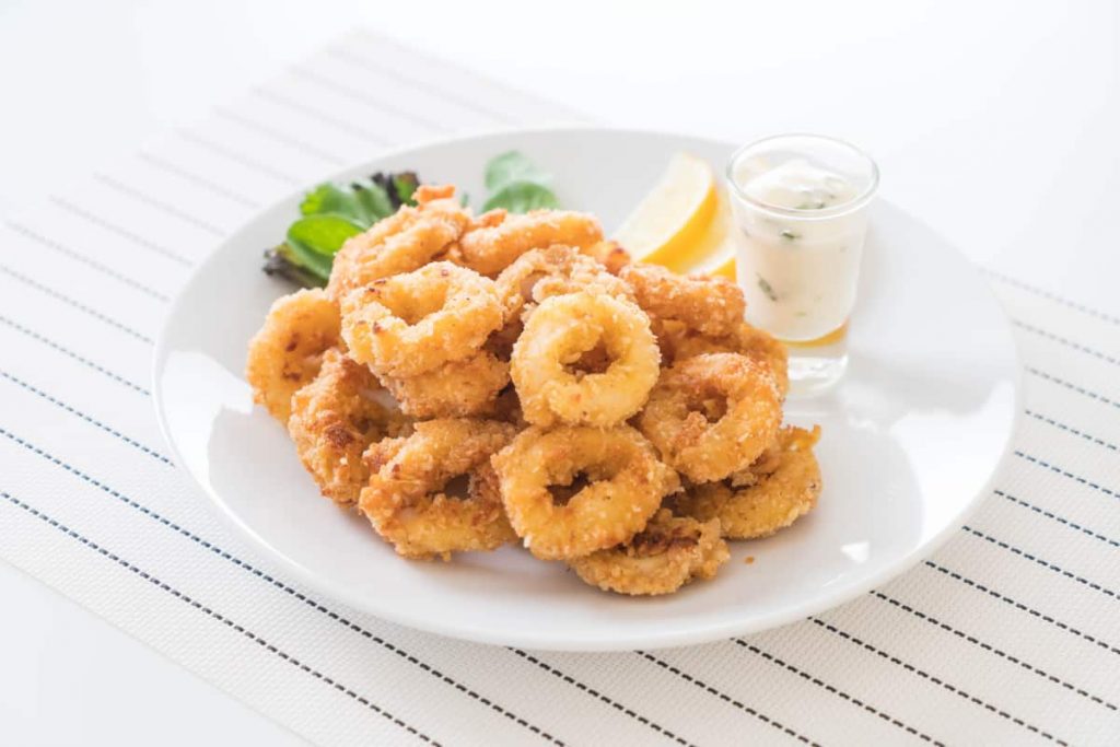 La receta de Arguiñano para hacer calamares a la romana 45 Séptimo paso: servir en una bandeja
