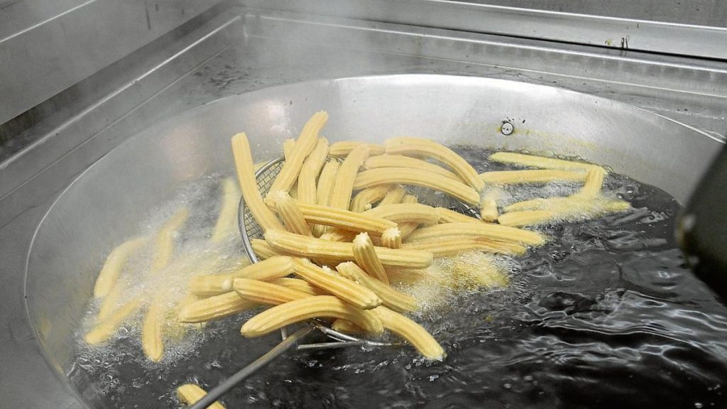 SÉPTIMO PASO: FREÍR LOS CHURROS