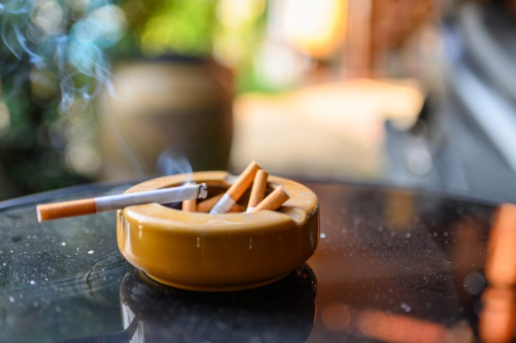 El truco definitivo para eliminar el olor a tabaco de la ropa 75 La ventilación te ayudará a eliminar el olor a tabaco de tu ropa