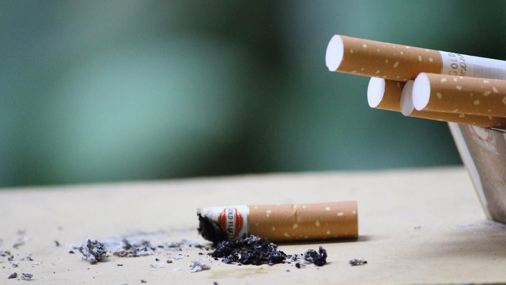 El truco definitivo para eliminar el olor a tabaco de la ropa 77 Eliminar el olor con agua y vinagre