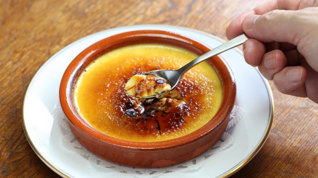 La receta infalible para una crema catalana casera perfecta 17 crema catalana cuchara