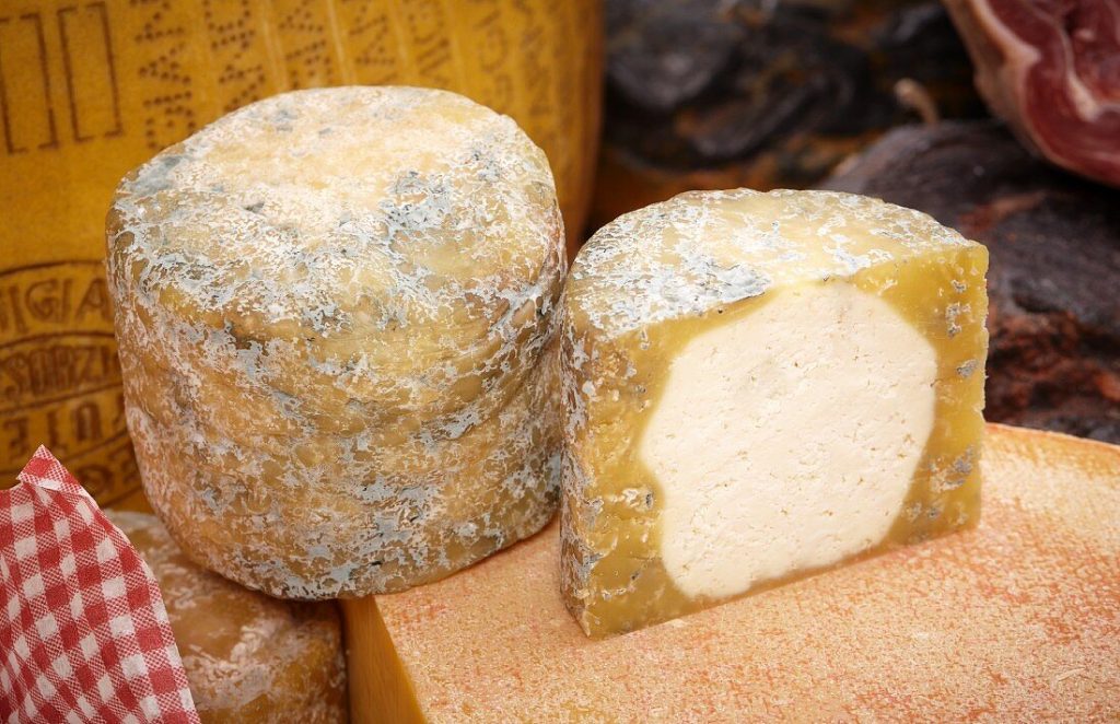 Quesos que sí puedes comer aunque estés a dieta