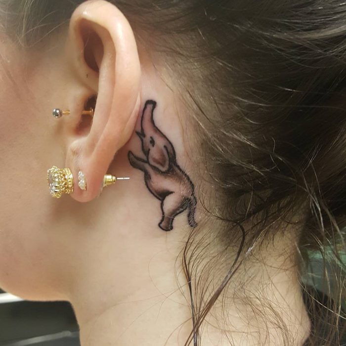 Mini tatuajes detrás de la oreja ideales