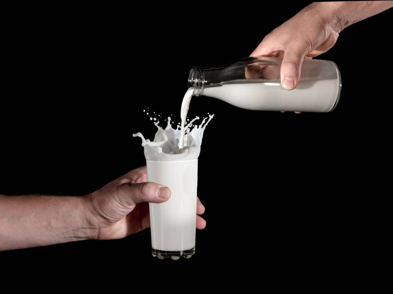 Los beneficios de tomar un vaso de leche antes de ir a dormir