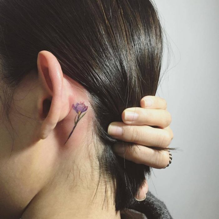 Mini tatuajes detrás de la oreja ideales