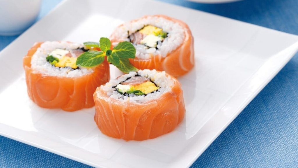 full sushi enrollado con salmon noruego fresco al estilo occidental