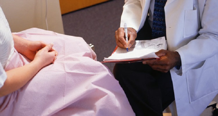 Cosas que no debes permitirle hacer a tu ginecólogo