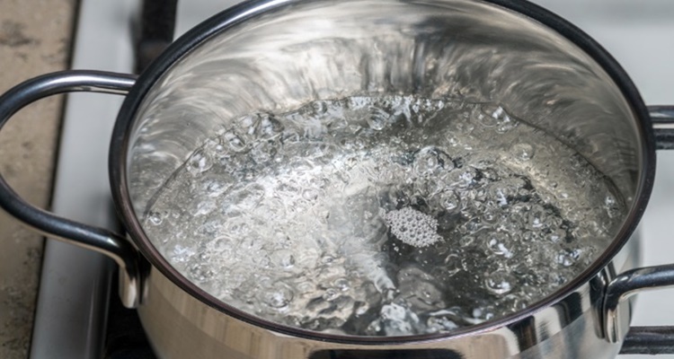 Hervir agua freír clavos