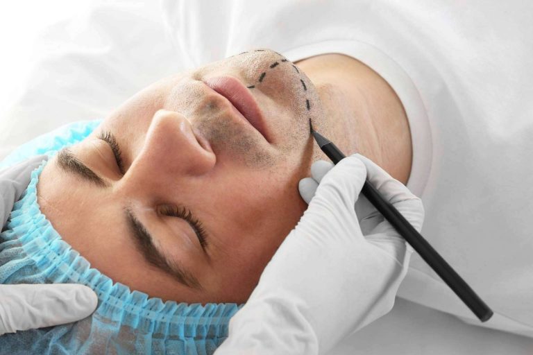 Dr. Antoni Roldán, experto cirujano plástico con amplia trayectoria en Barcelona