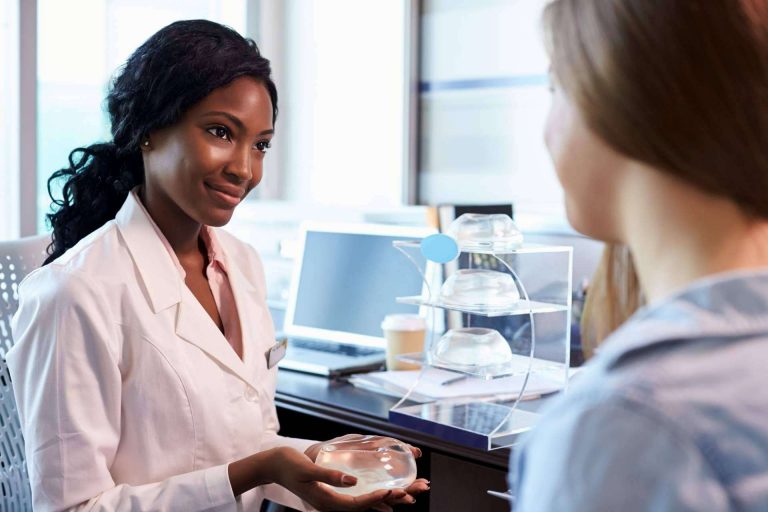 A2Clinic explica qué es la elevación de mamas o mastopexia