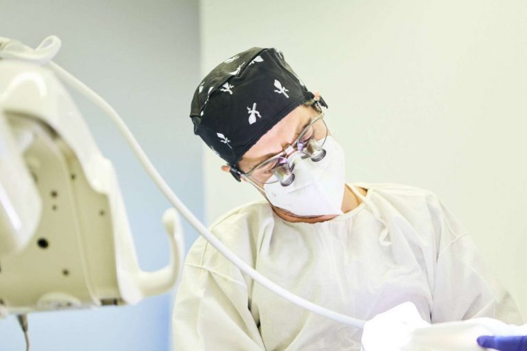 Conseguir una sonrisa hasta 8 tonos más blanca en solo 45 minutos con el blanqueamiento dental con luz LED