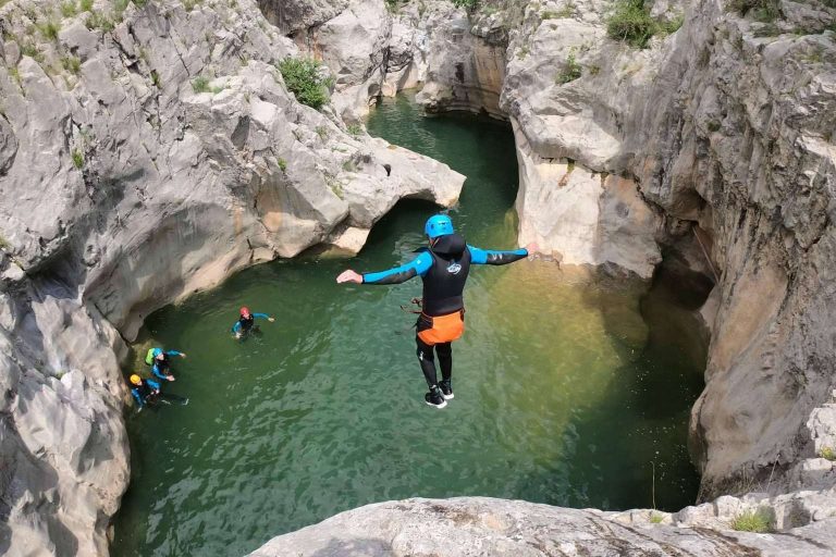 Practicar deportes de aventura para disfrutar del verano al aire libre, con Guía y Deportes de Aventura
