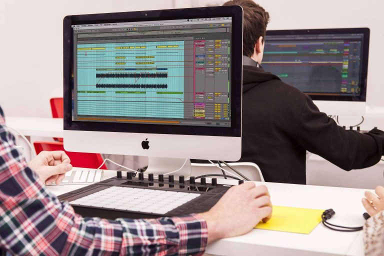 ¿Qué ventajas ofrece la formación musical online de EUMES?